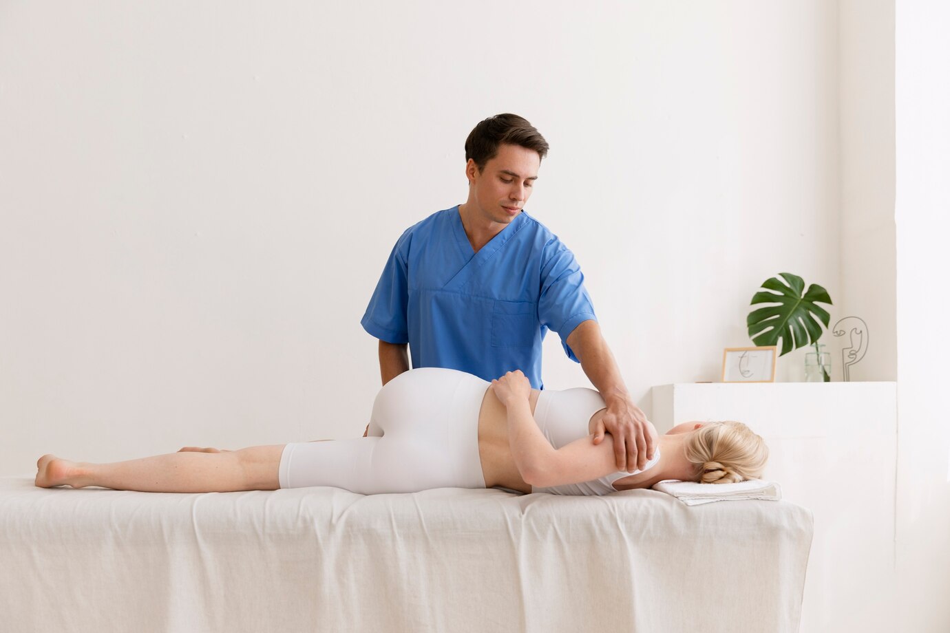 enfermera paciente sesion osteopatia
